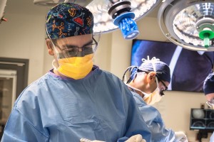 2 surgeons are in an operating room