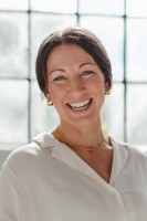 Headshot of Caroline Bennett